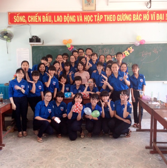 10 Anh 1 và cô giáo chủ nhiệm Phạm Thiên Lý tổ chức sinh nhật cho các bạn sinh trong tháng 10.